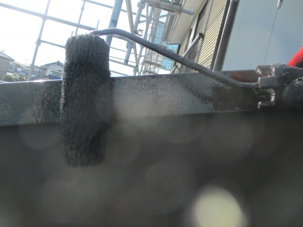 １階屋根の上塗りけらば板金塗装中です