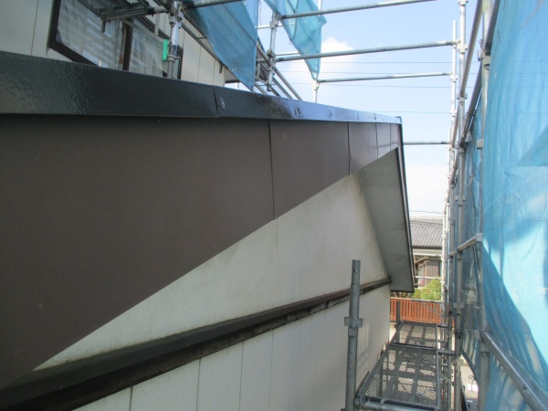 １階ケラバ板金の上塗りが終了しました