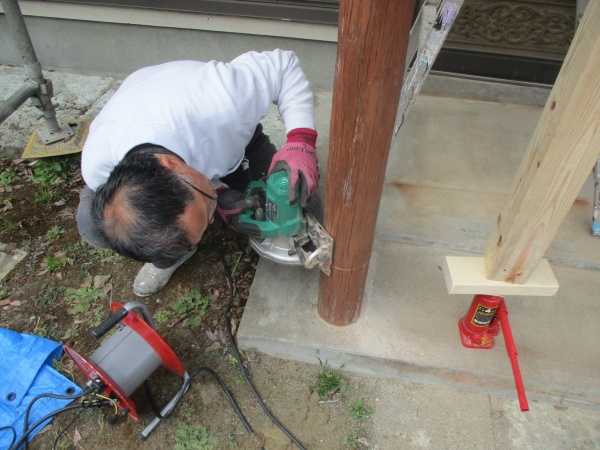 玄関柱をカット中です