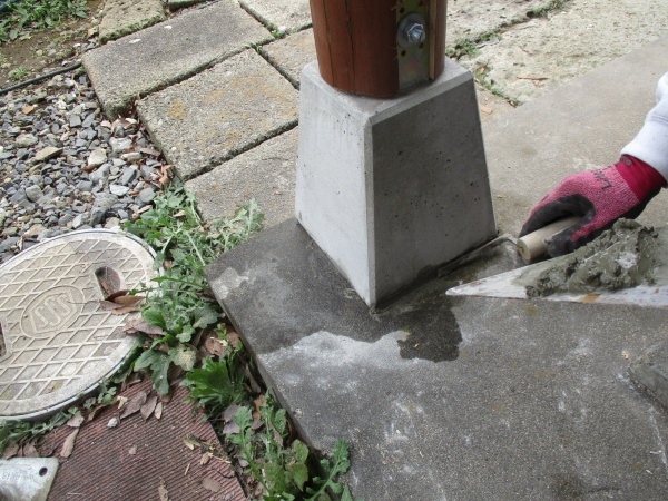 束石と土間の隙間をモルタルで埋めました