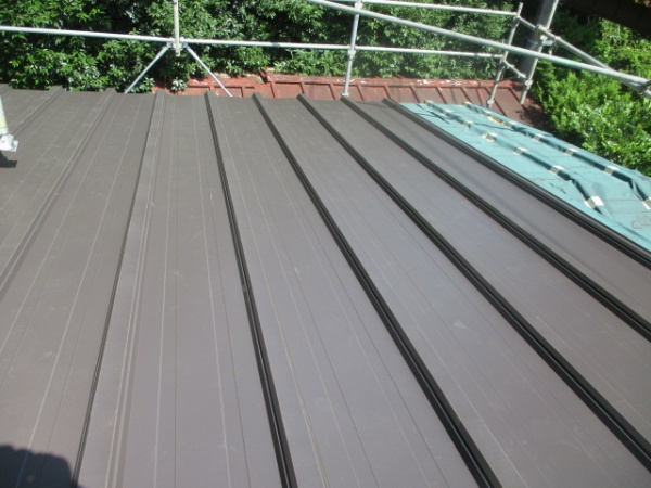 棟違いの屋根までルーフが貼り終わりました