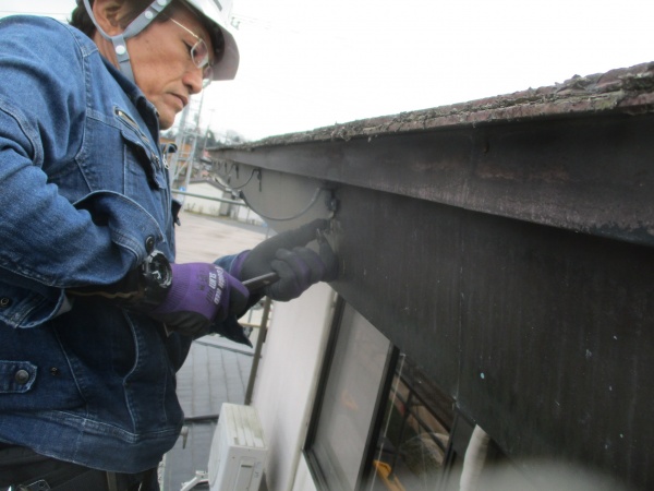 軒樋金具の撤去中です