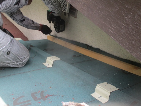 壁水切りの下地の取り付け中です