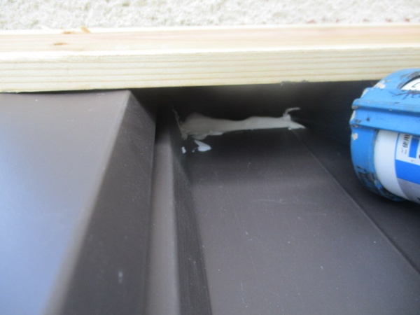 外壁側の水上面戸をシーリングしました