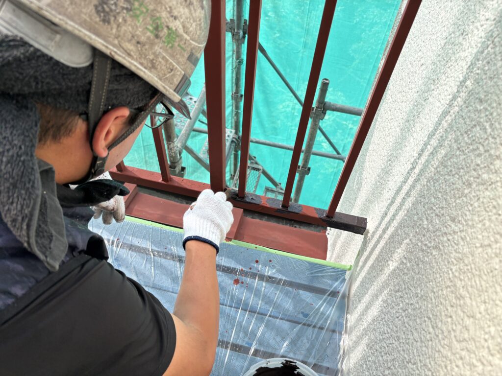 手摺の中塗り塗装中です