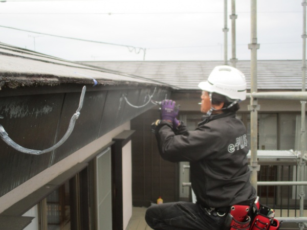 軒樋金具を取り付け中です