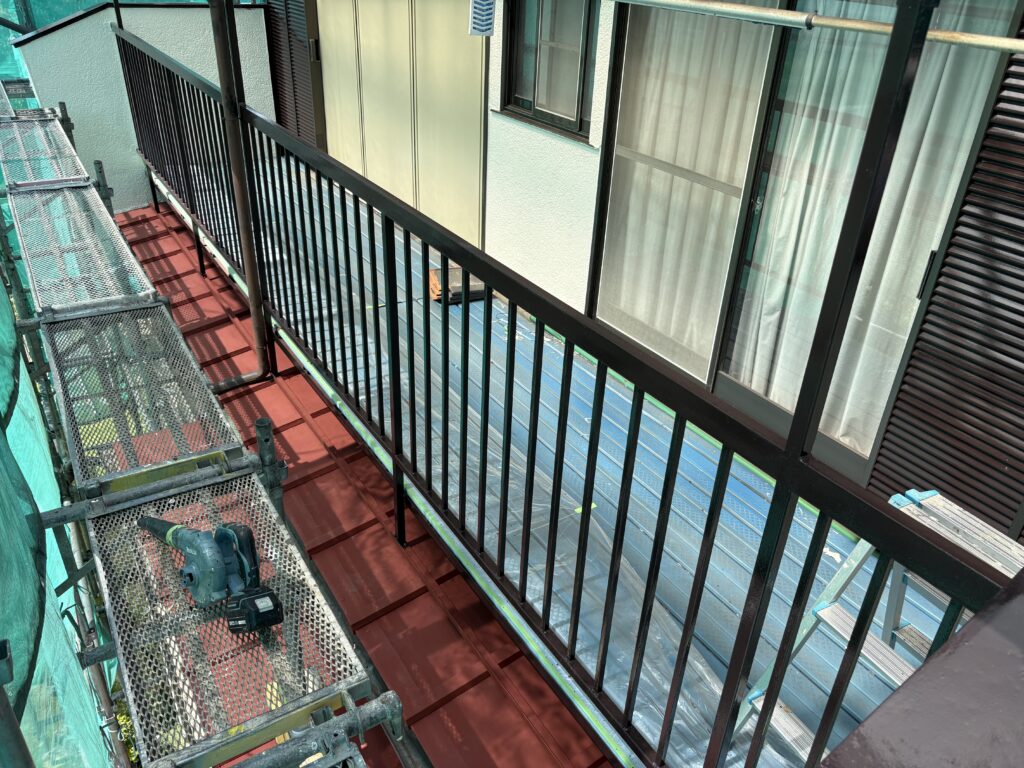 手摺の中塗り塗装終了です