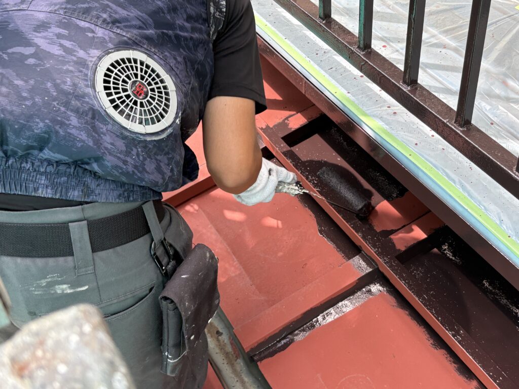 瓦棒屋根の中塗り塗装中です