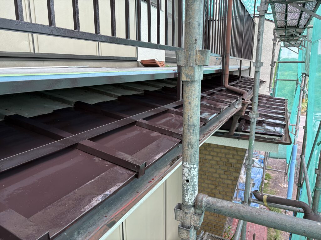 瓦棒屋根の中塗り塗装中です