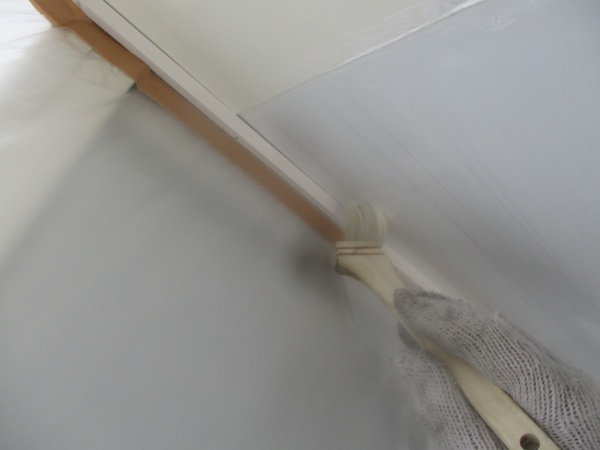 軒天にシーラーを塗布中です