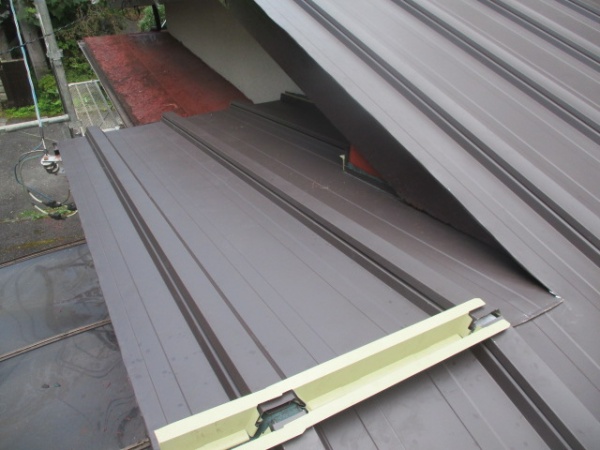 棟違い屋根が納まりました