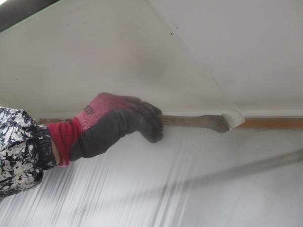 軒天の中塗り中です