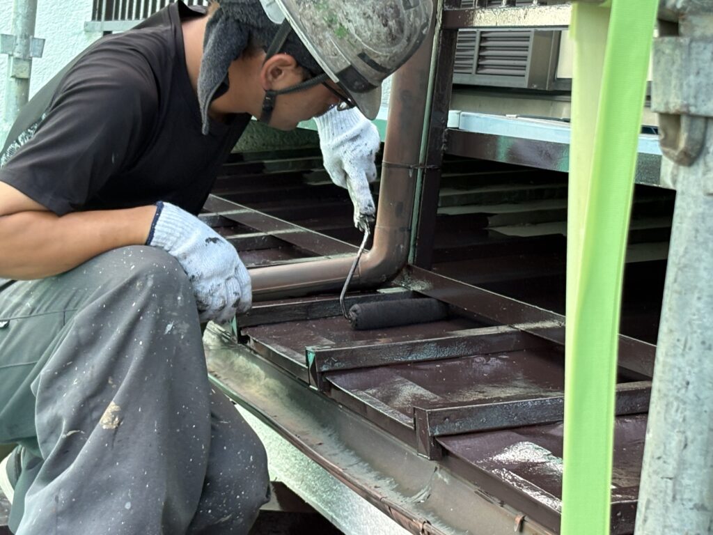 瓦棒屋根の上塗り塗装中です