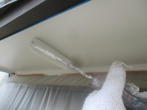 軒天塗装の上塗り中です