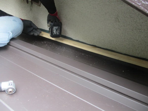 貫き板の取り付け中です