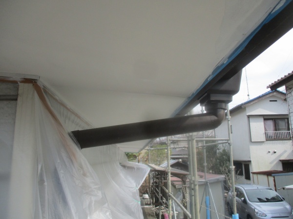 軒天塗装の中塗りが終了しました