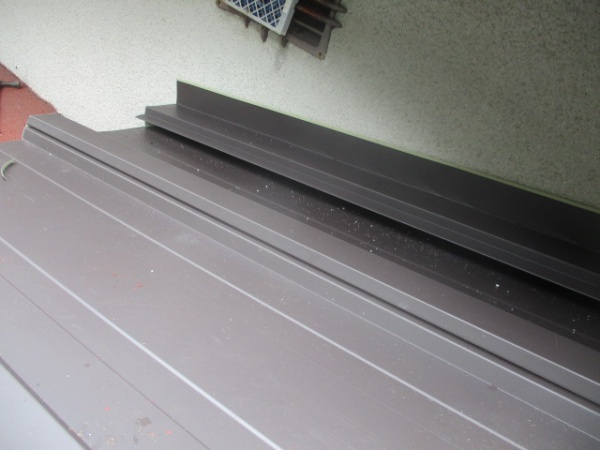 棟板金を取り付け中です