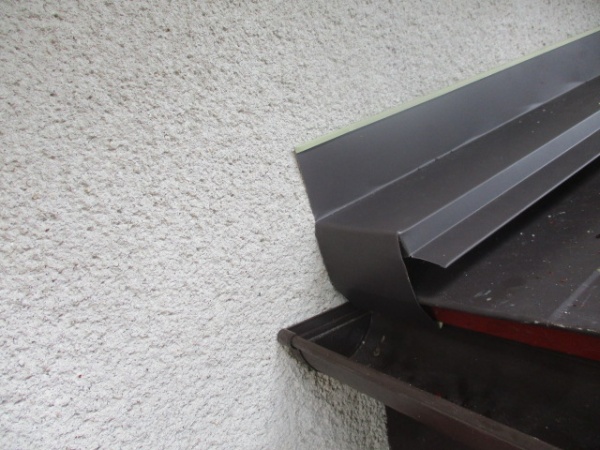 棟板金の軒先側の納まりです