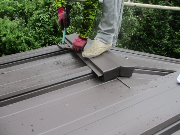 棟板金の取り付け中です