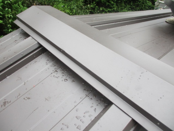 棟板金の取り付けが終了しました