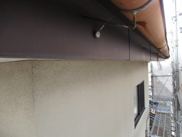 破損した雨どいの状態です