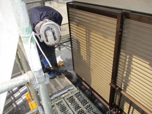 外壁の高圧洗浄中です