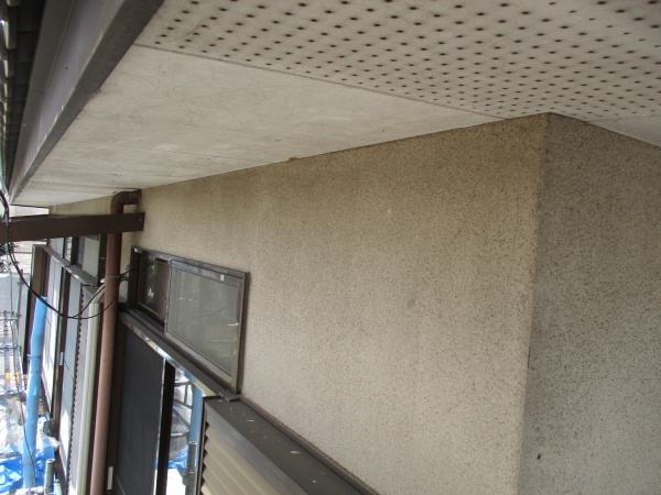 洗浄前の軒天の状態です