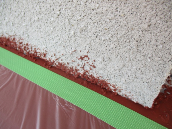 庇と外壁の取り合いを養生しました