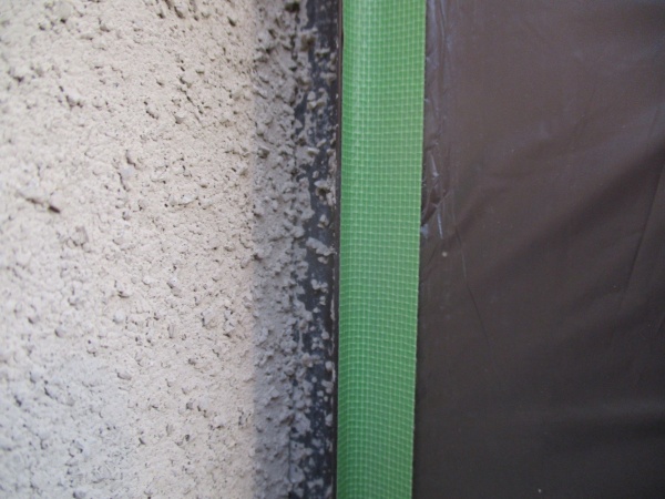 戸袋と外壁の取り合いを養生しました