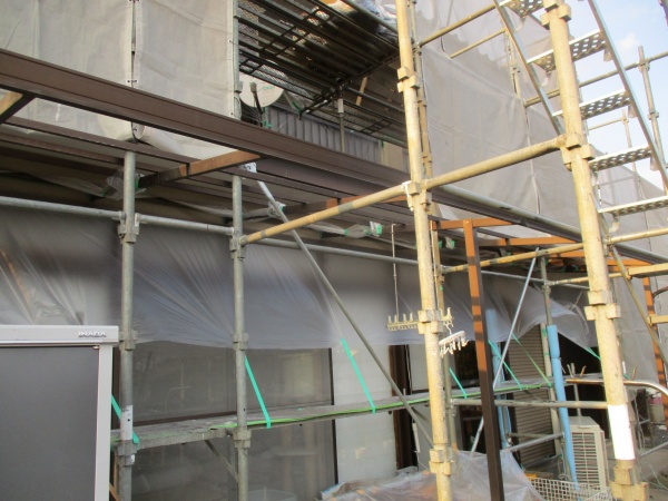 １階の吐き出し窓周りの養生が終了しました