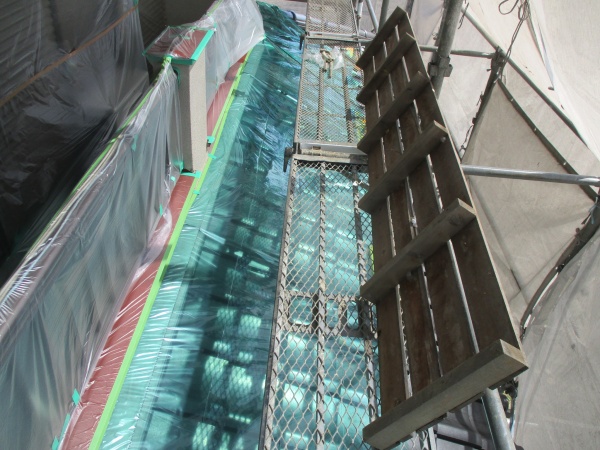 １階の瓦屋根の養生をしました