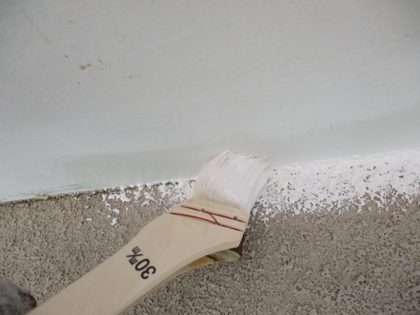 軒天と外壁の取り合いを刷毛塗装中です