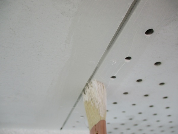 軒天目地の刷毛塗装中です