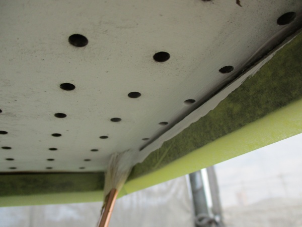 見返しと軒天の取り合いを刷毛塗装中です