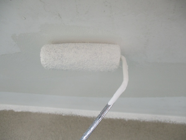 軒天の１回目ローラー塗装中です