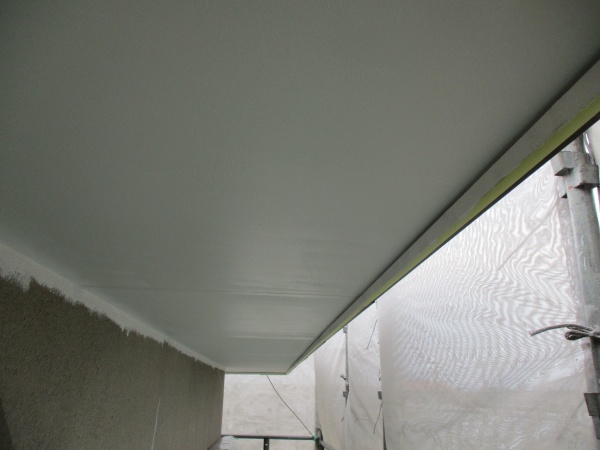 １回目の軒天塗装が終了しました