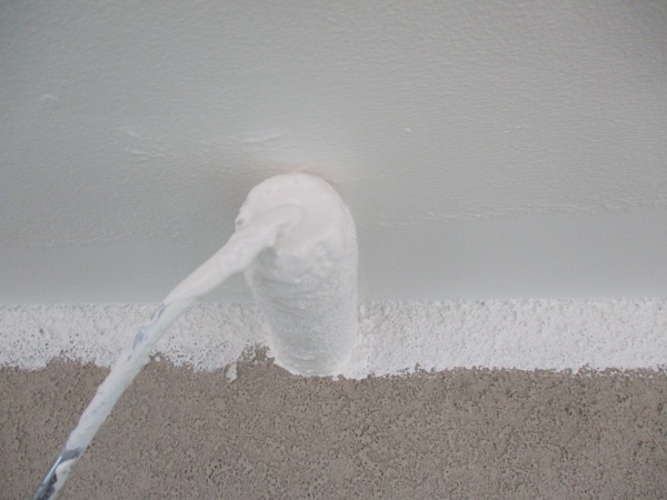 ２回目の軒天ローラー塗装中です