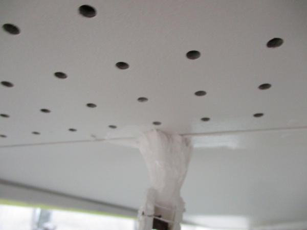 ２回目の軒天刷毛塗装中です