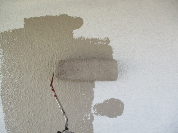 中塗りのローラー塗装中です