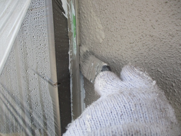 窓枠の中塗り刷毛塗装中です