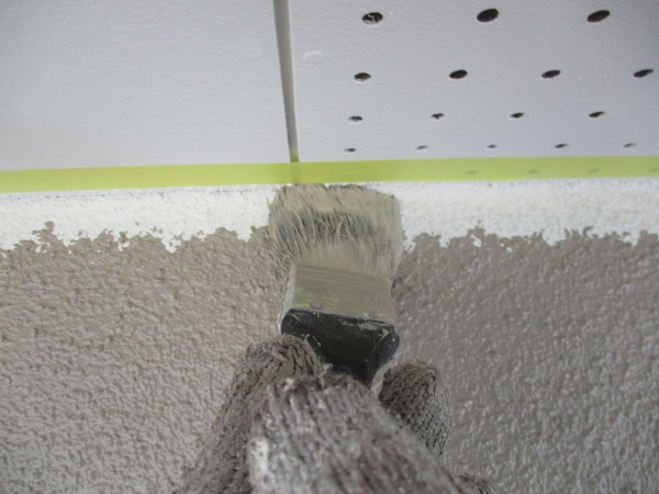 軒天見切りの刷毛塗装中です