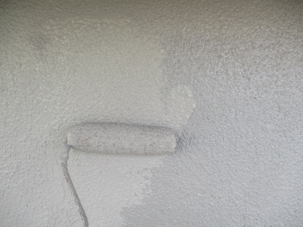 上塗りのローラー塗装中です