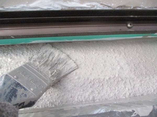 上塗りの刷毛塗装中です