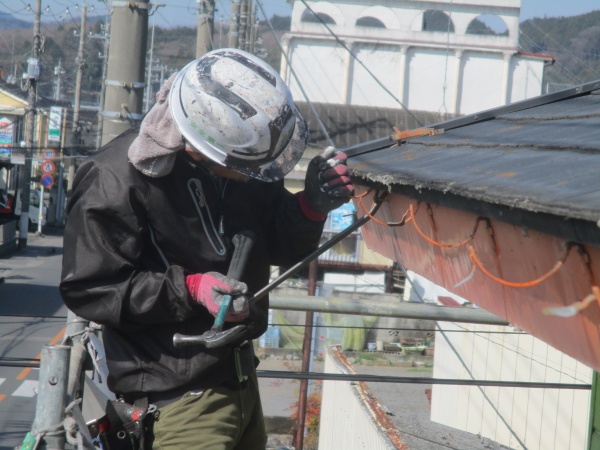 軒樋金具の撤去中です