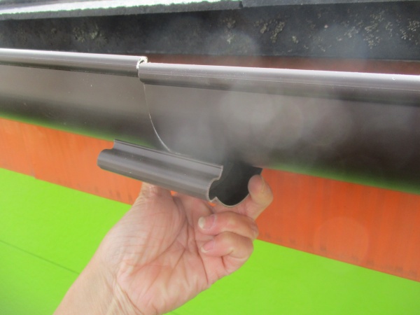 軒樋を繋ぎました