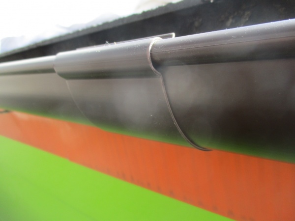 軒樋を突き付けで繋ぎました