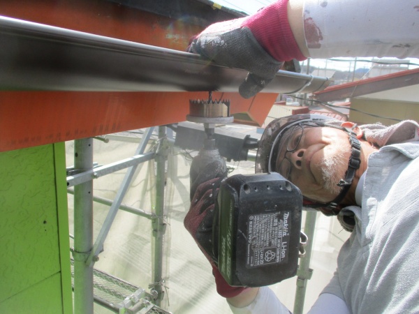 排水穴を開けました