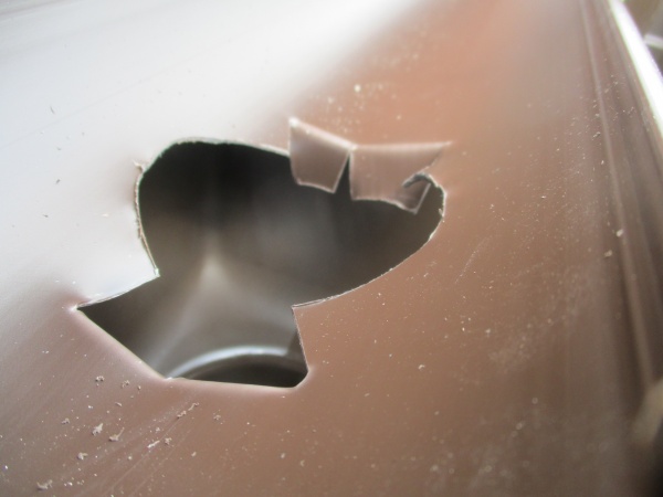 排水穴に切り込みを入れました