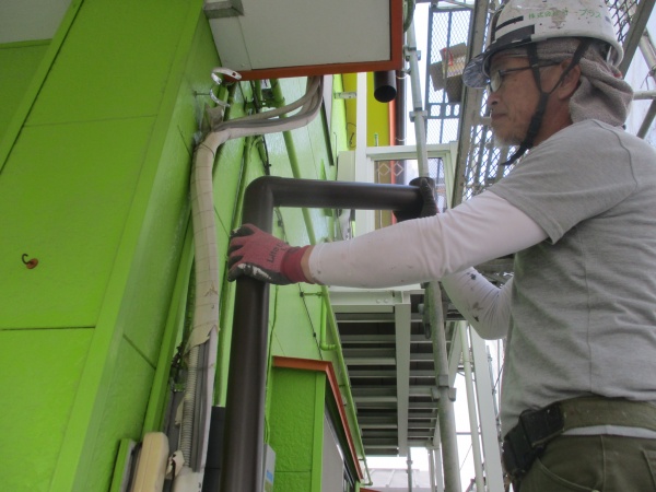 縦樋と集水器を繋ぎました