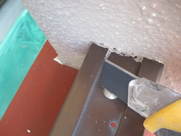 カッターで塗料を削ります